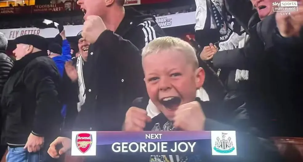 Sammy vibra com um dos gols da vitória do Newscastle sobre o Arsenal, pela Copa da Liga Inglesa.