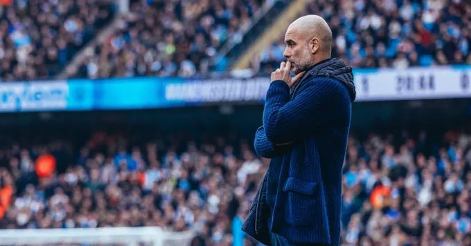 Pep Guardiola acompanha, à beira do campo, mais um resultado negativo do City em 2024.