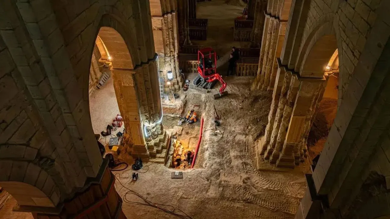 A escadaria esquecida levou a um jazigo que ficou escondido por séculos, revelando vidas e histórias que antes estavam apagadas.