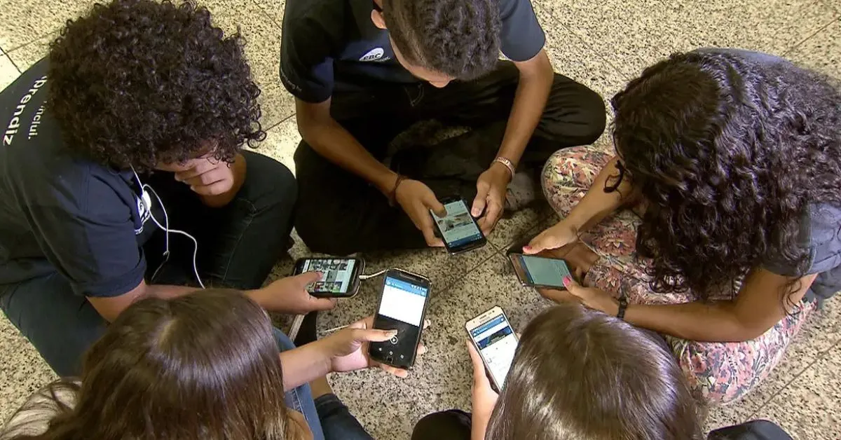 Quarenta e cinco membros do colegiado votaram a favor do parecer do relator da proposta, o deputado federal Renan Ferreirinha (PSD-RJ).