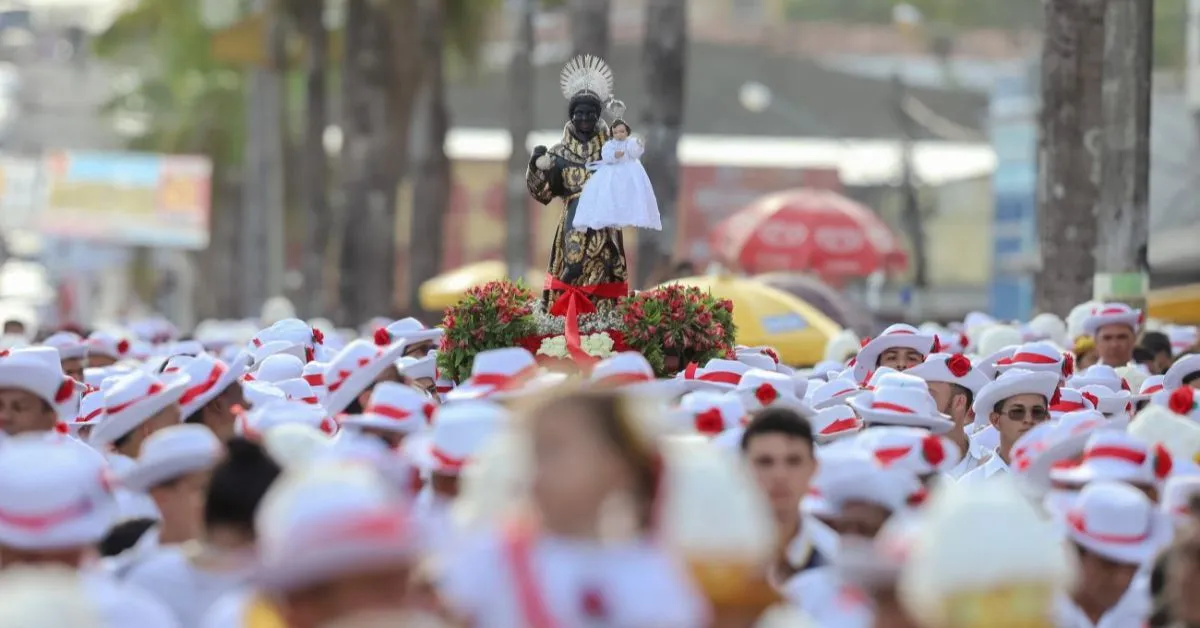 Uma procissão de aproximadamente 4,7 quilômetros será realizada, momento em que os participantes usam as tradicionais roupas de marujo.