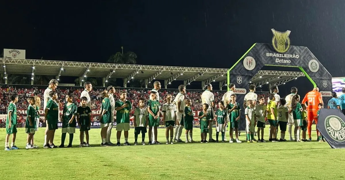 Palmeiras conta com o tropeço do rival e assume a liderança do Brasileirão