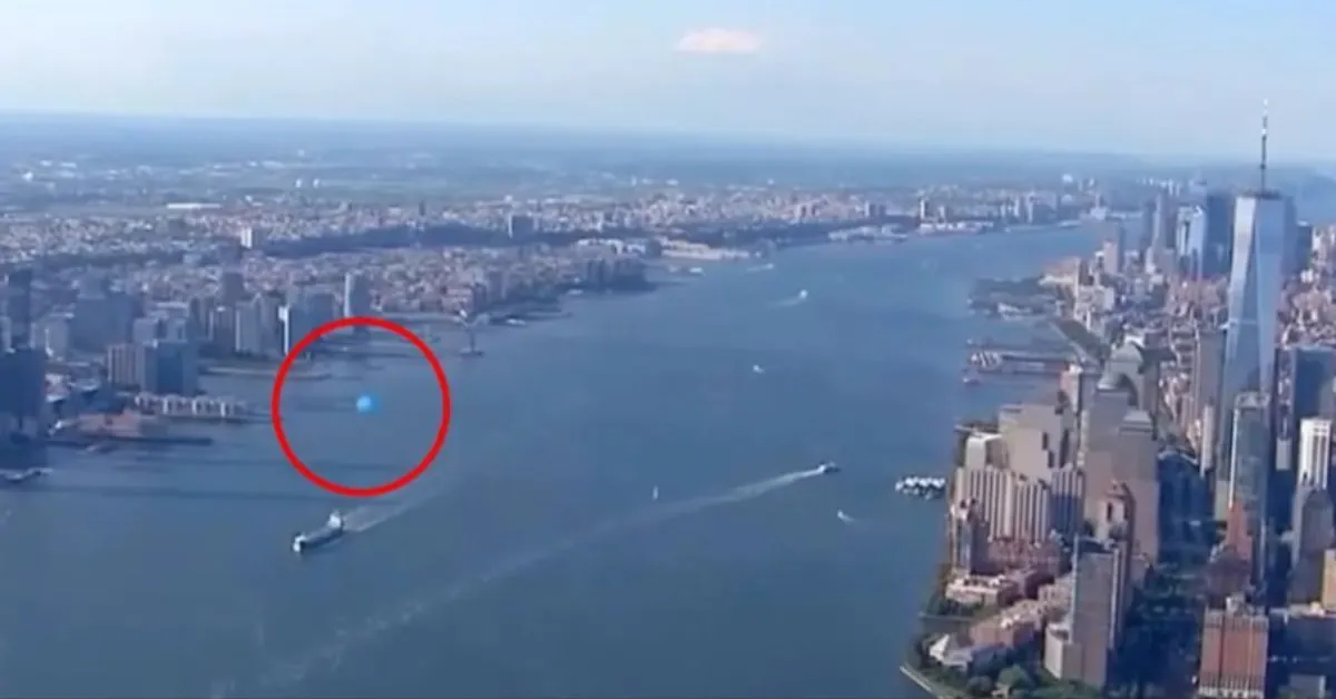 Um objeto voador não identificado foi capturado por um helicóptero que sobrevoava Nova York e foi mostrado ao vivo na TV durante jornal.