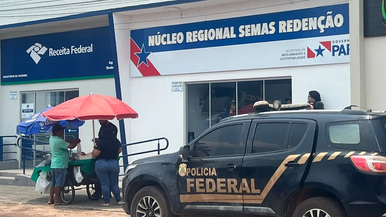 . Foram cumpridos três mandados de busca e apreensão, autorizados pela Justiça Federal após pedido da Polícia Federal.