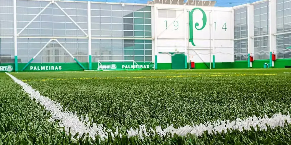 A carga de grama sintética foi roubada na madrugada de 22 de dezembro, quando criminosos invadiram um galpão da empresa Soccer Grass, na zona sul de São Paulo.