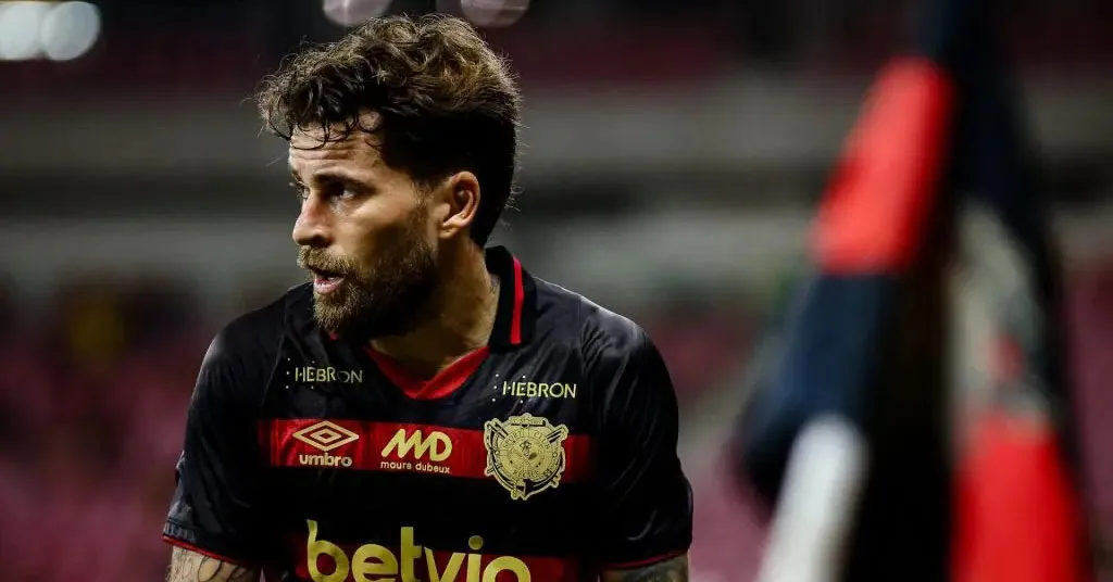 Na foto, Lucas Lima atuando pelo Sport no Campeonato Brasileiro da Série B 2024.