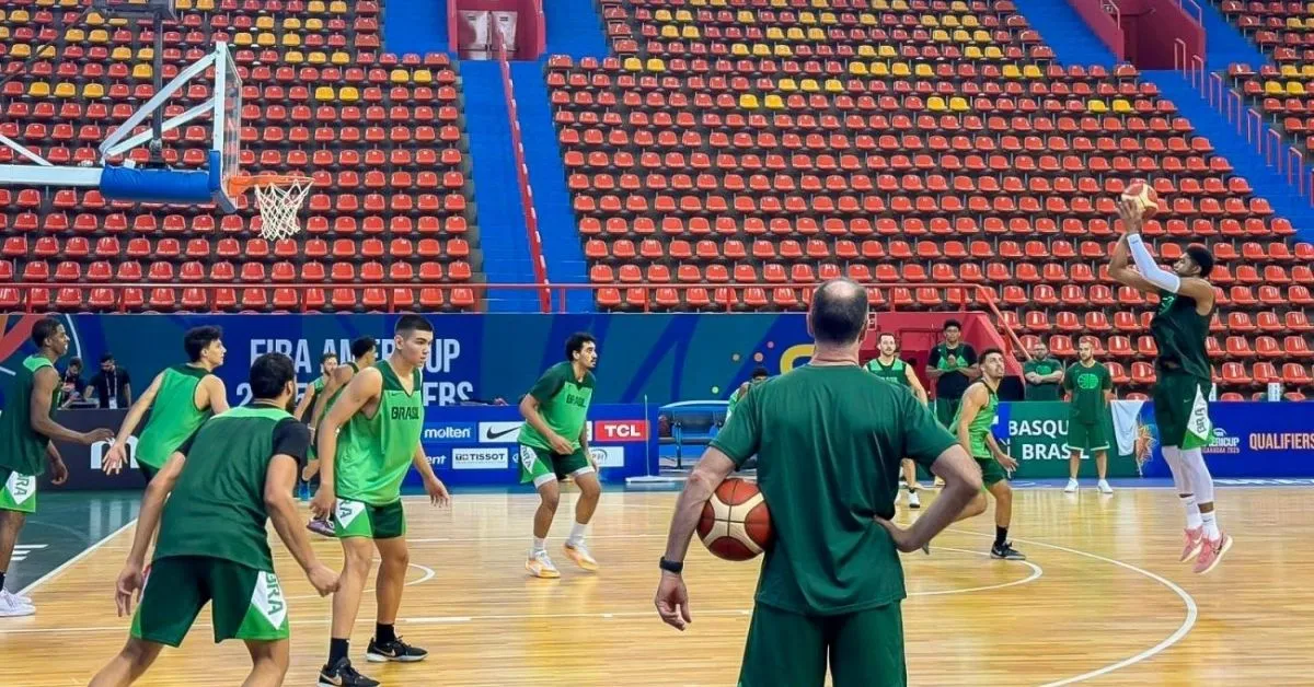 Seleção Brasileira de Basquete fez segundo dia de treino no Mangueirinho, em Belém (PA), com o time completo