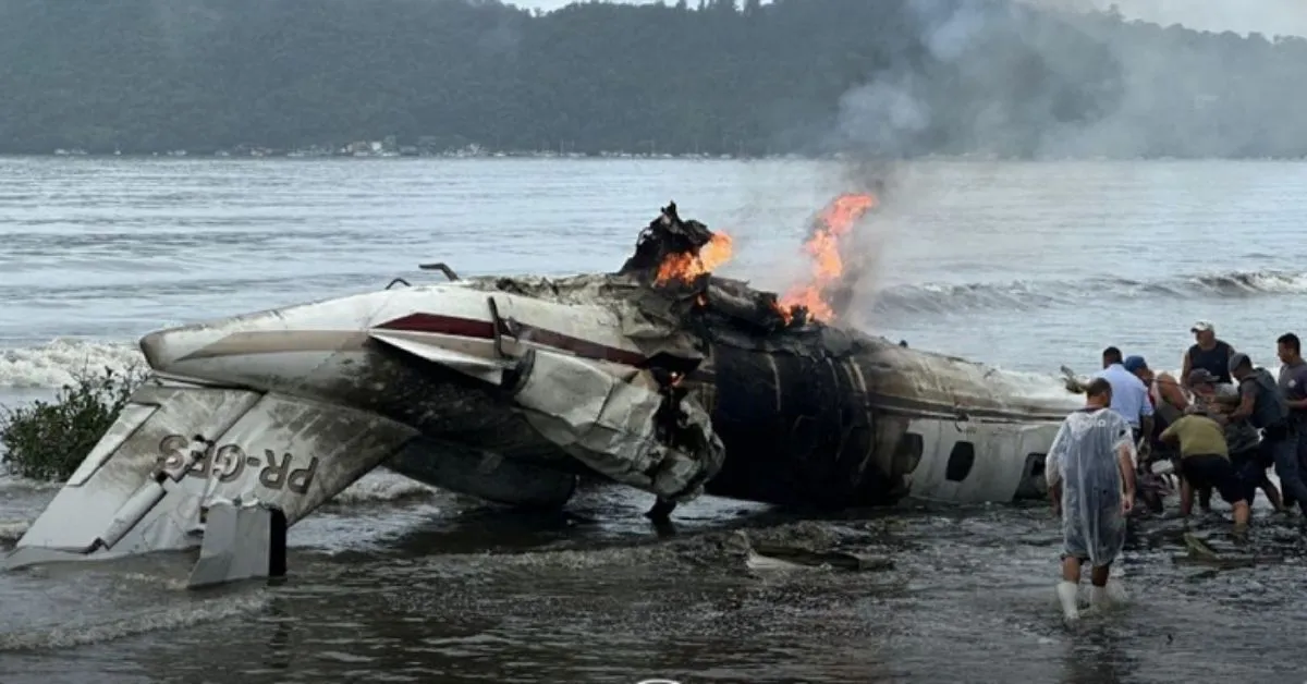 Avião de pequeno porte explodiu ao tentar pousar. Acidente aconteceu nesta quinta-feira (09) no litoral norte de São Paulo