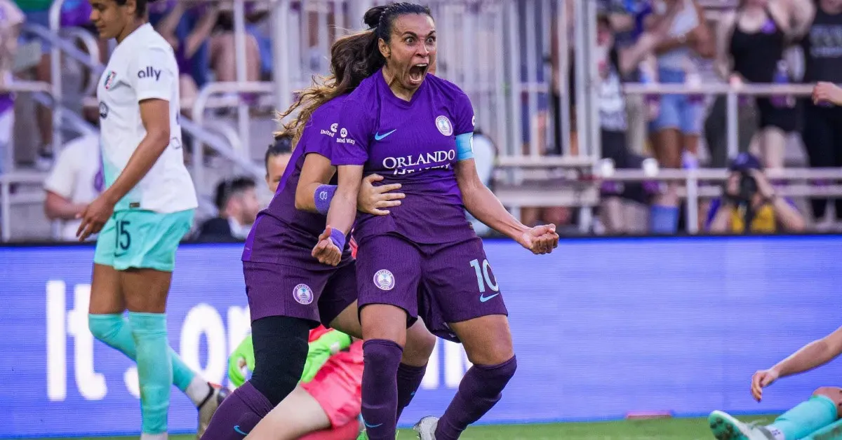 Marta vibra após marcar o gol decisivo que garantiu ao Orlando Pride sua primeira final na NWSL.