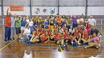 Meninas do Basquete Paraense celebram conquista invicta.