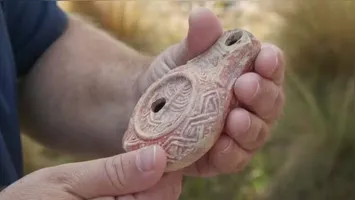 Antiga lâmpada de óleo de cerâmica descoberta em Jerusalém