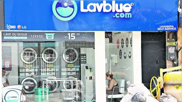 Lavanderias estão, gesralmente, em ruas movimentadas e postos de combustíveis