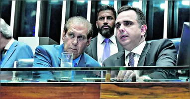 Jader ao lado de Rodrigo Pacheco, presidente do Senado: emenda acatada no projeto da reforma.