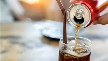 Os refrigerantes à base de cola ainda apresentam outro problema: têm quantidades significativamente maiores de ácido fosfórico