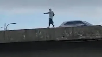 Vídeo mostra homem arriscando a própria vida ao caminhar no parapeito do viaduto do Coqueiro