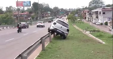 I. O veículo perdeu o controle e subiu na estrutura de metal.