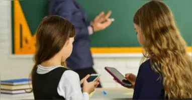 A proposta de uso de celular em sala de aula segue para o Senado brasileiro.