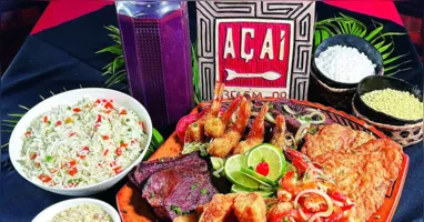 O açaí com peixe frito se tornou uma tradição da mesa do paraense