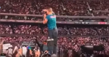 Chris Martin, vocalista do Coldplay, assustou seus fãs depois de ter sofrido um acidente durante um show realizado na Austrália neste domingo (03)