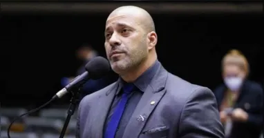 Daniel Silveira estava proibido de deixar a residência das 22h às 6h.