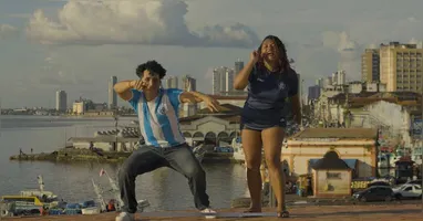 Cena de Calypso: o Amor é Ralado: Léo enfrenta as reviravoltas do amor com humor e música, ao som das canções icônicas de Joelma e da Banda Calypso.