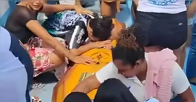 Torcida organizada levou o caixão de David Alves até a arquibancada do estádio da Curuzu antes do sepultamento em Ananindeua