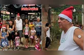 Zeca Pagodinho espalha alegria no Natal ao distribuir presentes para crianças de Xerém.