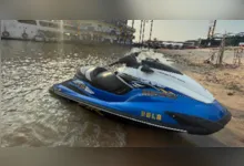 A dupla fazia manobras arriscadas no jet ski.