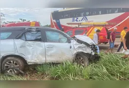 Lateral do veículo branco ficou totalmente amassada