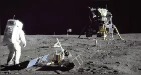 Os primeiros homens pisaram na Lua no dia 20 de julho de 1969. Ao fundo, o módulo lunar Eagle, que levou Buzz Aldrin e Neil Armstrong