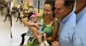 O casal Alex e Rosângela com a filha adotiva Elza Mary.