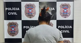 A mulher é suspeita de integrar a facção criminosa "Comando Vermelho"