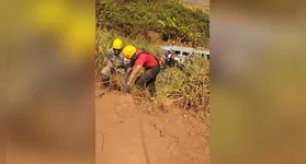 Bombeiros resgatarem uma pessoa dentro do veículo que caiu em ribanceira