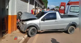 O impacto foi tão intenso, que esmagou a moto contra o muro