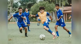 O projeto tem atendido 900 crianças, meninos e meninas que recebem treinamento e oportunidades para quem sabe, no futuro, ser atleta do Azulão