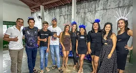 Bolsas de papelão, tiaras com palitos de churrasco, tampinhas de garrafas pet e latinhas, TNT (Tecido Não Tecido) reutilizável, papéis recicláveis. Os materiais usados para o "desfile"