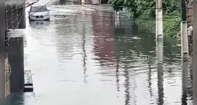 Ruas ficaram alagadas após a forte chuva que banhou as ruas da capital paraense na tarde desta quarta-feira (08)