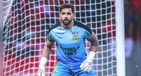 Goleiro estava indo para a Colômbia, mas Papão atravessou o acerto