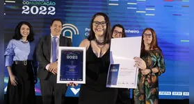 A jornalista Andressa Ferreira exibe com orgulho a última conquista no Prêmio Simineral de Comunicação