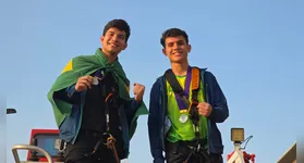 Arthur Nogueira (à esquerda) exibe orgulhoso a medalha de ouro conquistada no Japan Karate Association (JKA).