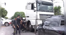 A idosa estava em uma bicicleta quando foi atingida por uma carreta. Ela morreu no local.