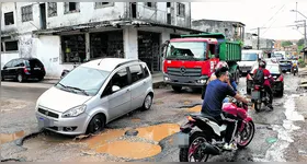 Buraqueira se espalha pela avenida, trazendo transtornos para os moradores.