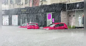 A esquina da João Paulo com Angustura, durante e depois da chuva: prejuízos e transtornos.