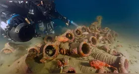 Pesquisadores italianos localizaram os restos de um navio naufragado há cerca de dois mil anos na costa da Sicília, com parte de sua carga ainda intacta.