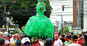 Foliões seguiram a galinha, mascote do bloco Império Romano, com muita irreverência e alegria