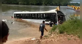 Ônibus que caiu em rio no Moju nesta segunda-feira (30)