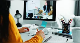 Os cursos incluem videoaulas e materiais de apoio, estão disponíveis nas plataformas digitais e oferecem um certificado ao final.