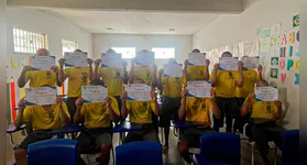 Cerca de 40 detentos receberam os certificados de conclusão da primeira etapa do EJA em escola que funciona dentro de presídio