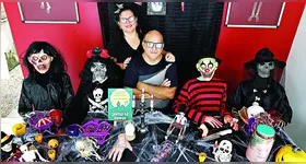 Camila e Lucas enfeitam a casa com figuras do Halloween desde 2014, chamando a atenção da vizinhança