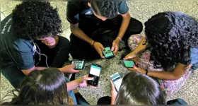 O texto permite o uso do celular apenas em atividades pedagógicas e inclusivas